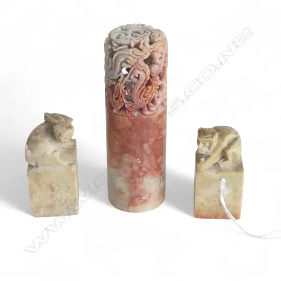 2 CHINESE SOAPSTONE SEALS + CHINESE SOAPSTONE CARVED STONE ORNAMENT H.150mm