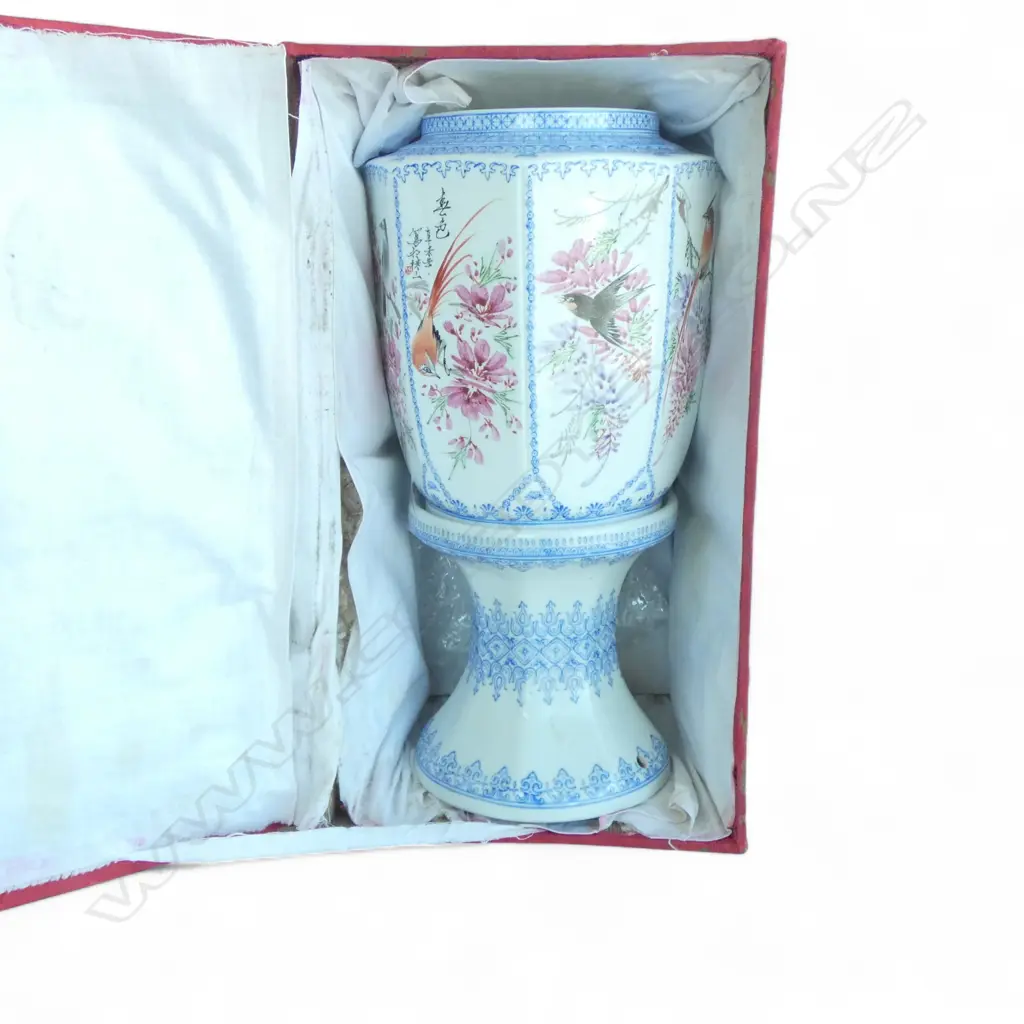 ORIENTAL CHINA VASE ON STAND H.280mm in box  Image 1++