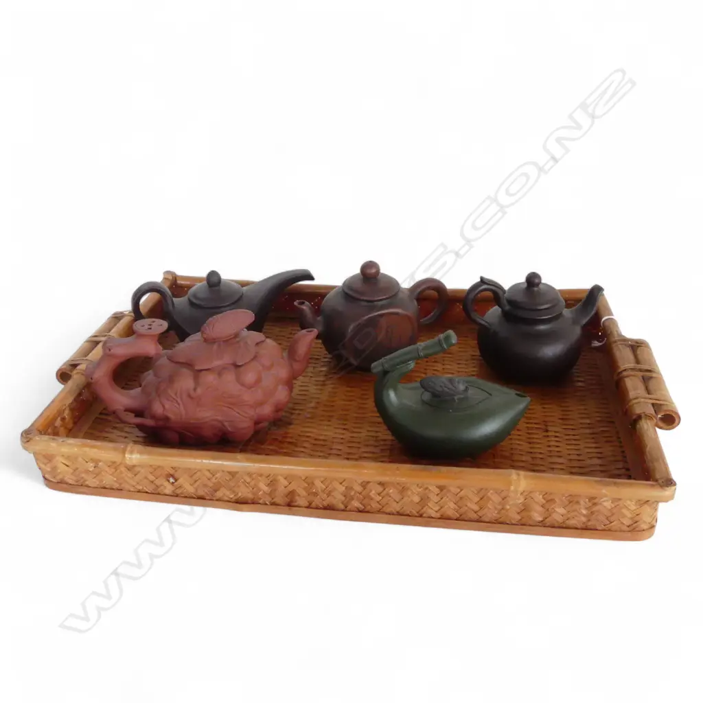 5 YIXING TEAPOTS ON LATTICE TRAY 470x280x550mm Image 1++