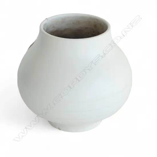 ERNEST SHUFFLEBOTHAM SMALL HAND-POTTED CROWN LYNN VASE #34 H.185mm hairline & star crack