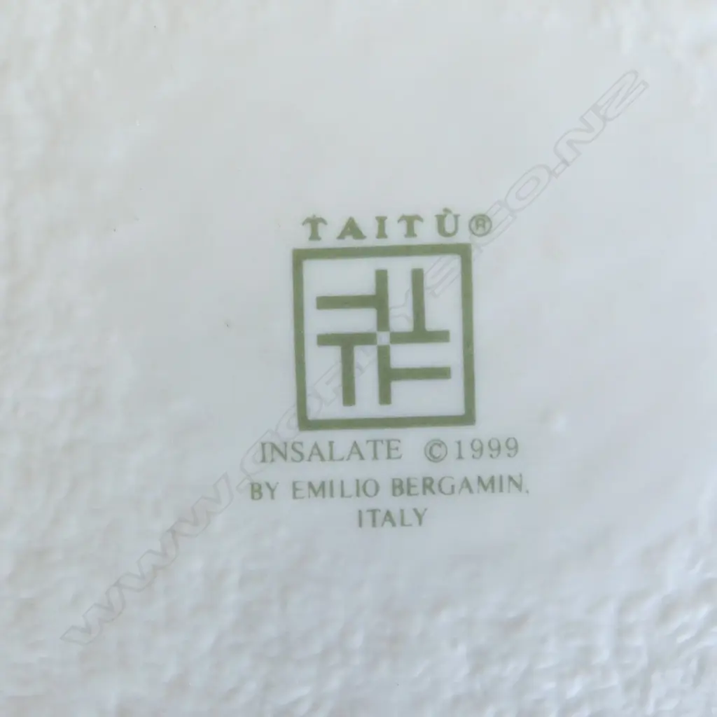 TWO TAITU SERVING VESSELS, ONE OVAL PLATTER 310 MM (W) AND ONE ROUND PLATTER (315MM)  Image 1++