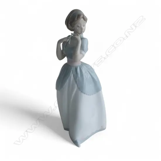 LLADRO #6755 'A PROPER POSE' H.230mm + BOX