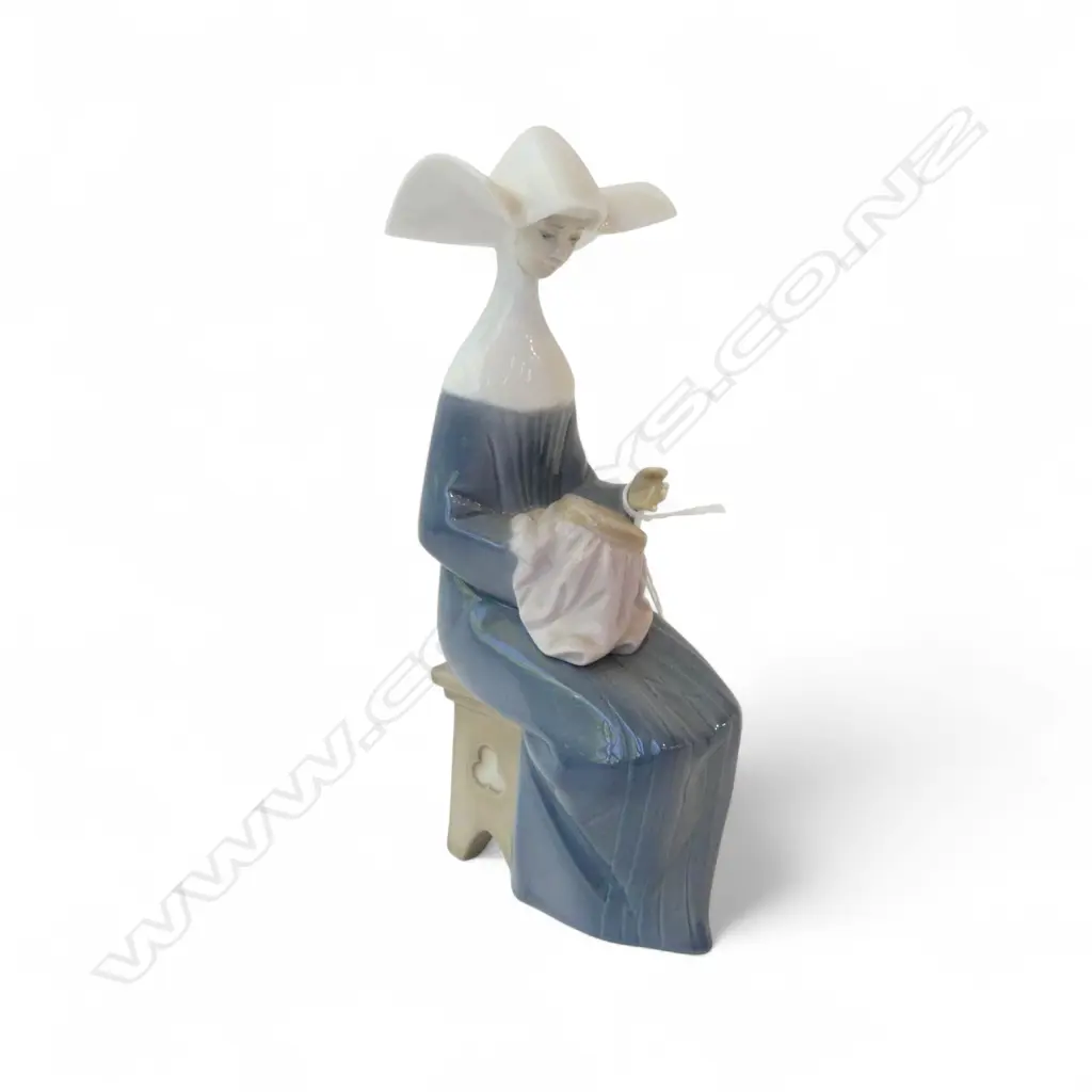 LLADRO #5501 'TIME TO SEW' NUN H.200mm + BOX Image 1++