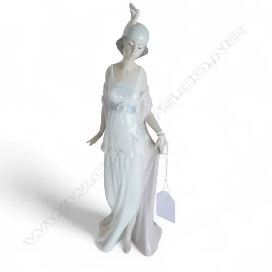 LLADRO #5788 'TALK OF THE TOWN' H.255mm + BOX