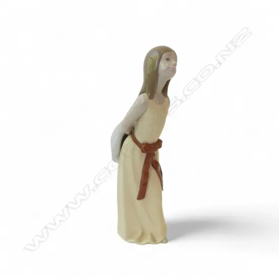 LLADRO #5006 'GIRL WITH STRAW HAT' H.245mm + BOX