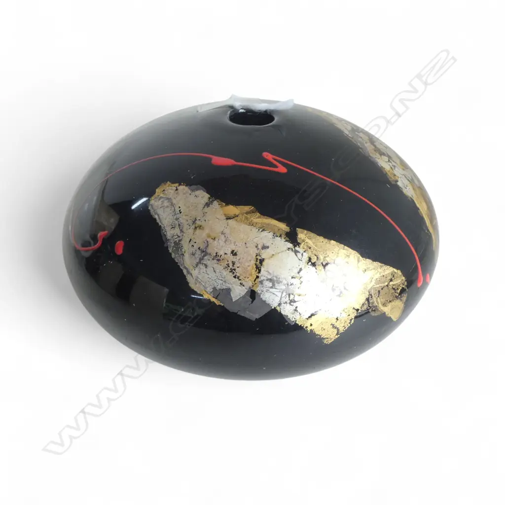 PETER COLLIS SQUAT VASE H.100mm gilt & red highlights Image 1++