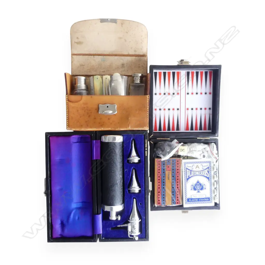 3 CASED ITEMS; GAMES SET, OTOSCOPE, PICNIC SET Image 1++
