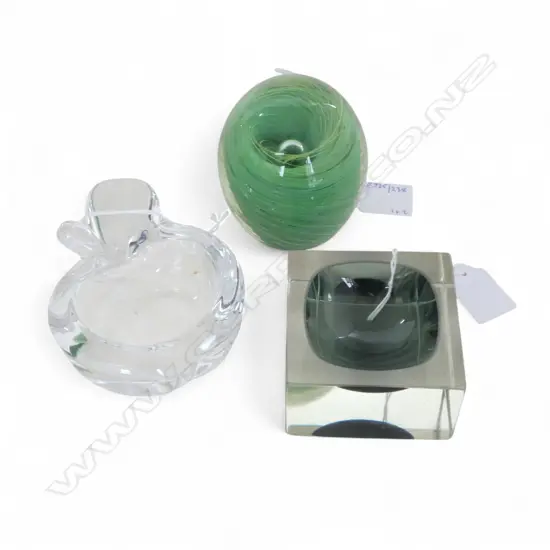 STUDIO GLASS PAPERWIEGHT H100MM & 2 CONT GLASS PIN DISHES L80MM