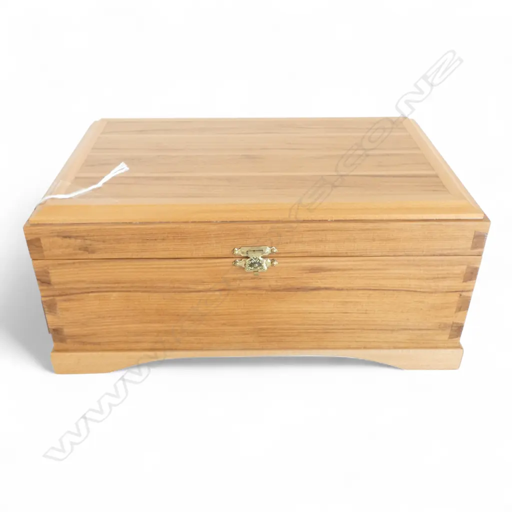 HANDMADE BOX; HEART RIMU w. KAURI TRIM, DOVETAILED & VELVET LINED 265x165x120mm Image 1++
