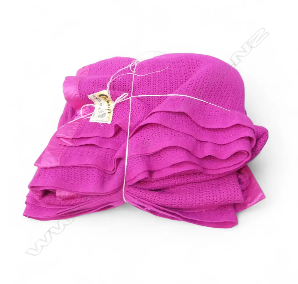 PR ONEHUNGA  AIRCELL WOOLLEN BLANKETS, SML DOUBLE SIZE Image 1++