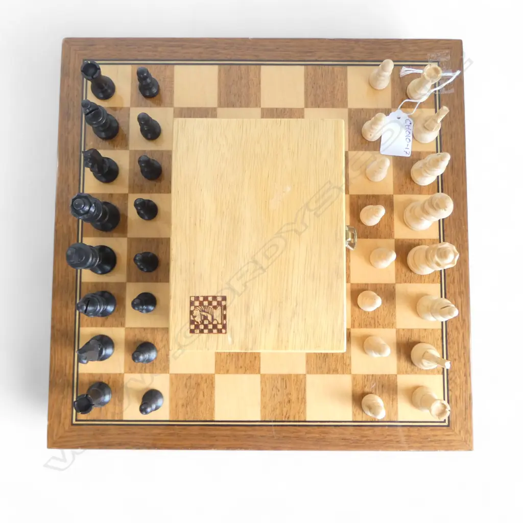 CHESS SET w. LACQUERED BOARD Image 1++
