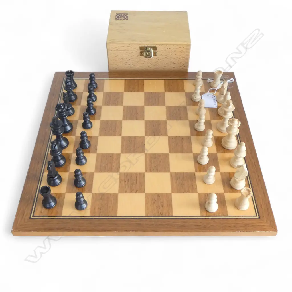 CHESS SET w. LACQUERED BOARD Image 1++