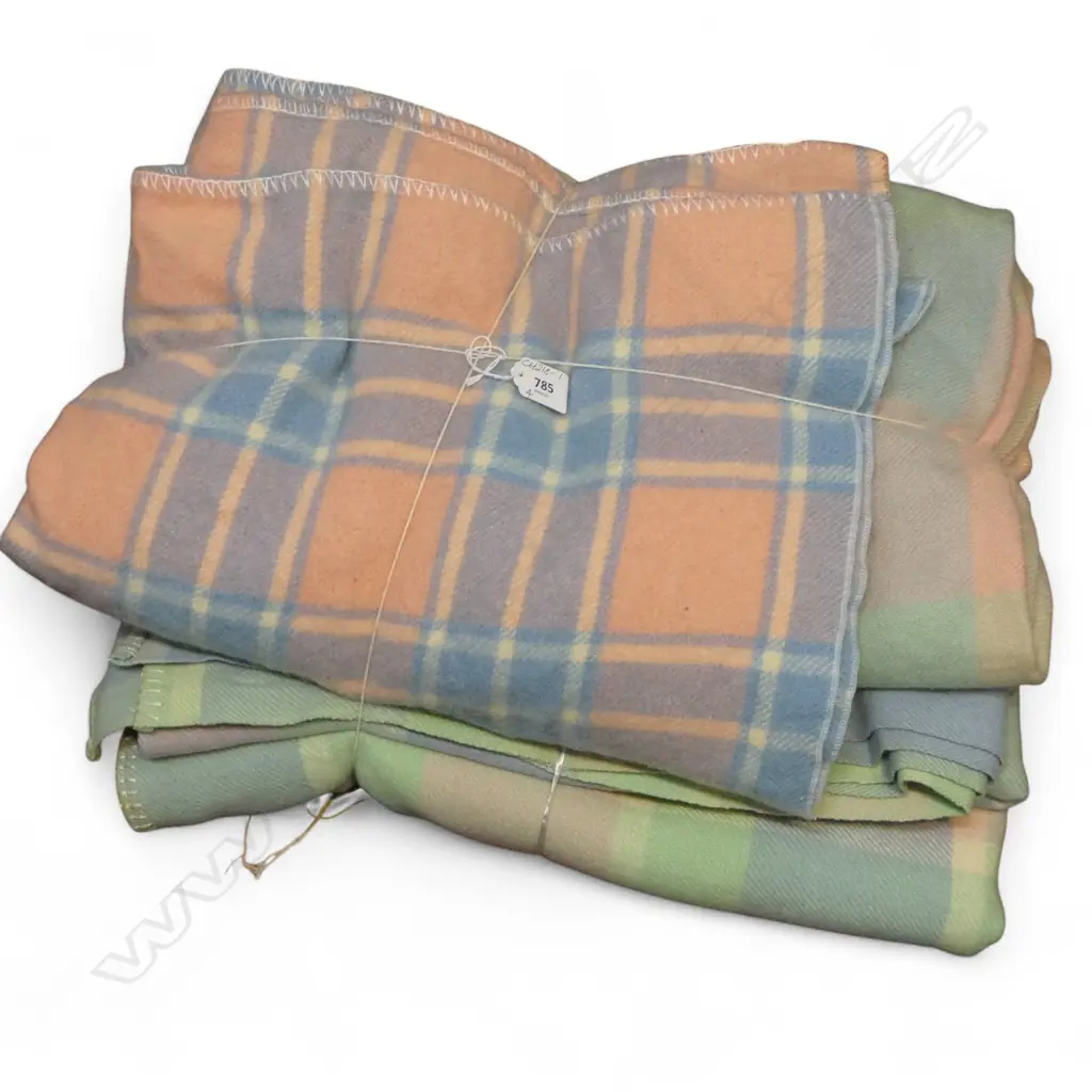 4 VINTAGE WOOLLEN BLANKETS Image 1++