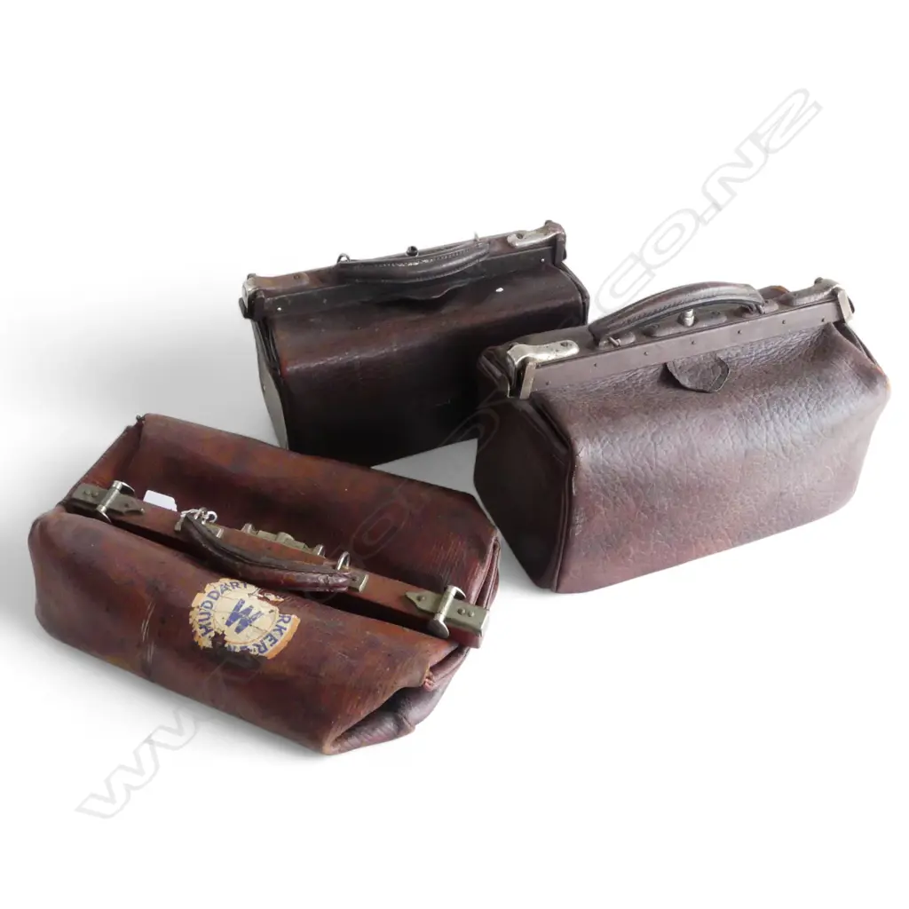 3 VINTAGE LEATHER DOCTORS BAGS W.400mm Image 1++