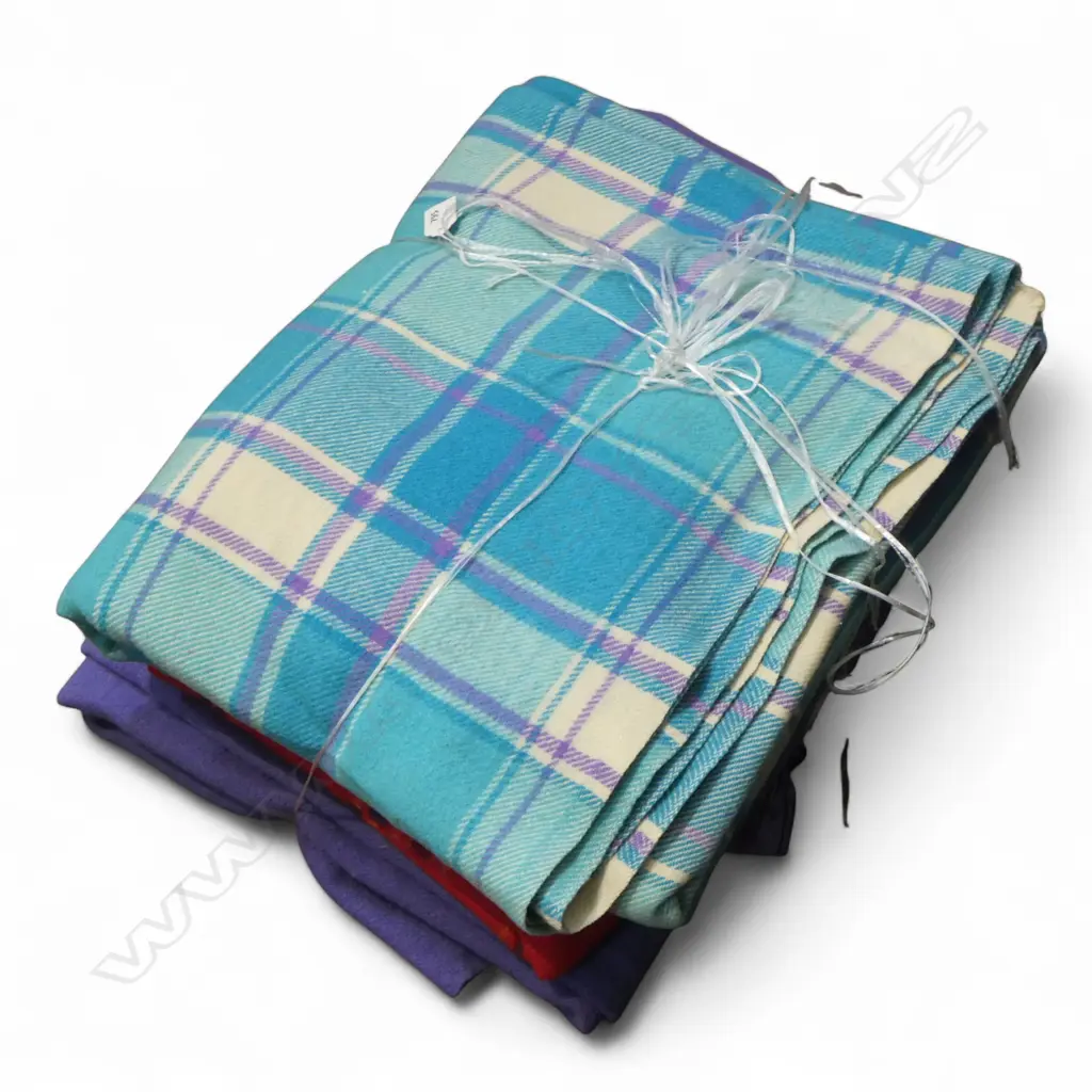 3 VINTAGE WOOLLEN BLANKETS & TARTAN PICNIC RUG Image 1++