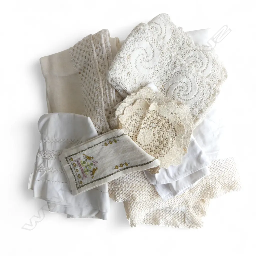 LGE VINTAGE TABLE CLOTHE & LACE ITEMS ETC Image 1++