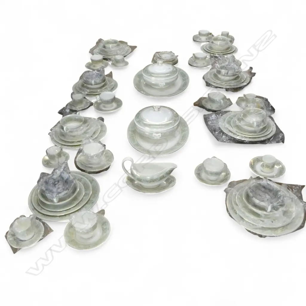 LG WEDGWOOD GOLD COLUMBIA (SAGE GREEN) DINNER SERVICE Image 1++