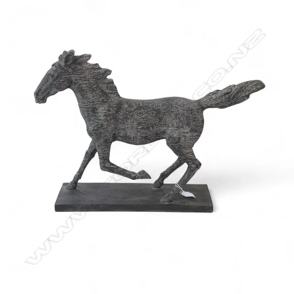 A LARGE HORSE SCULPTURE, L.560MM H.400MM   Image 1++