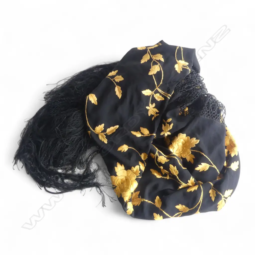 CANTON SILK AND EMBROIDERED SHAWL Image 1++