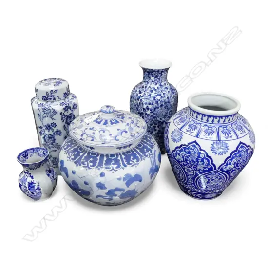 5 B/W VASES (2 LIDDED) H.300mm