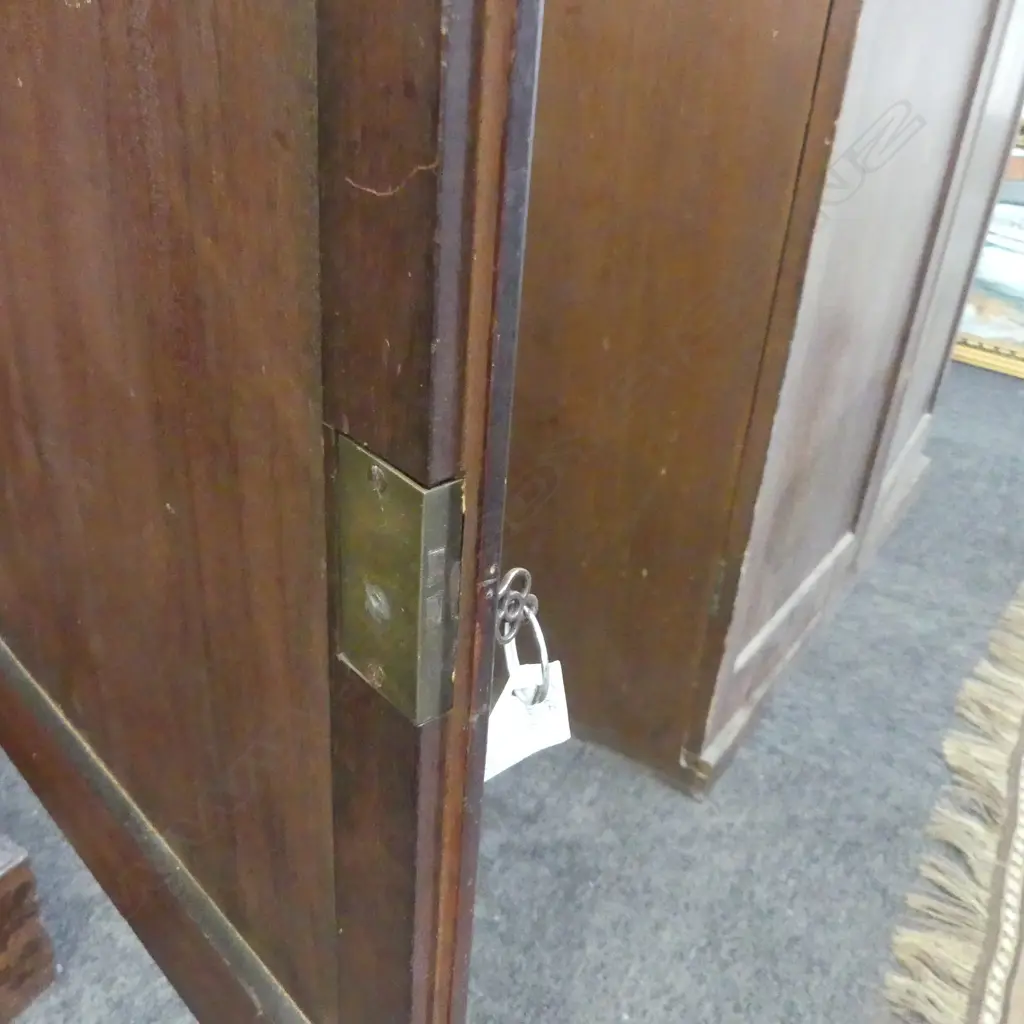 CUPBOARD/CABINET w. KEY needs some attention 1060x600x1080mm Image 1++