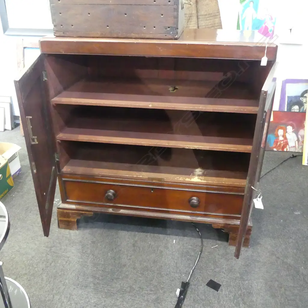 CUPBOARD/CABINET w. KEY needs some attention 1060x600x1080mm Image 1++