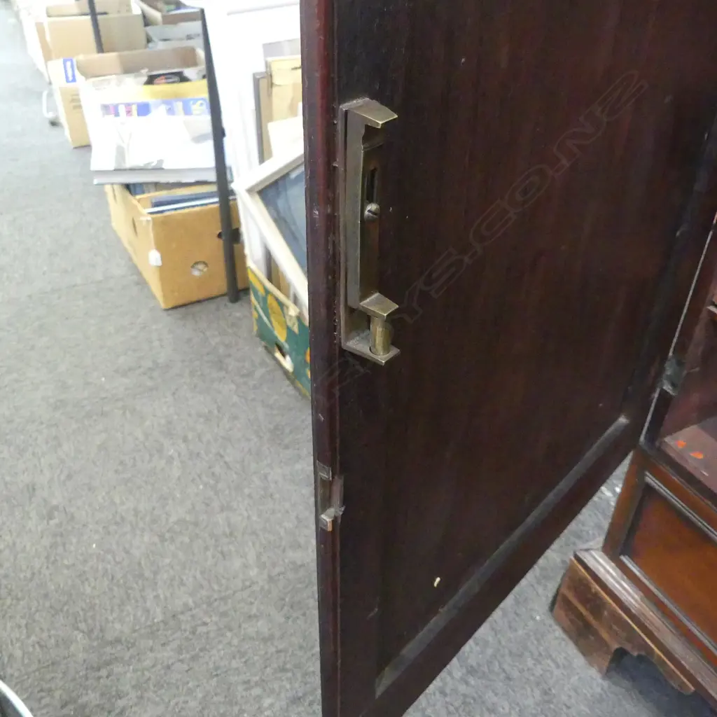 CUPBOARD/CABINET w. KEY needs some attention 1060x600x1080mm Image 1++