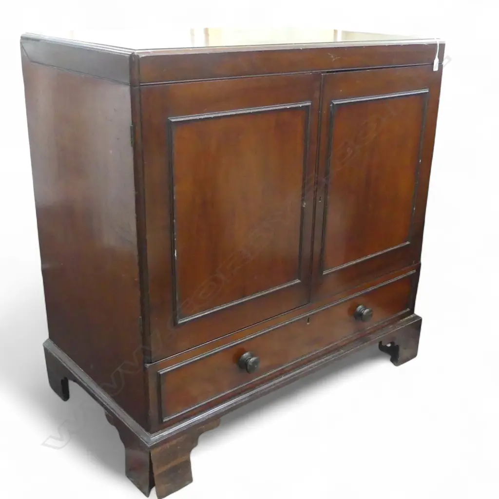 CUPBOARD/CABINET needs some attention, door locked 1060x600x1080mm Image 1++