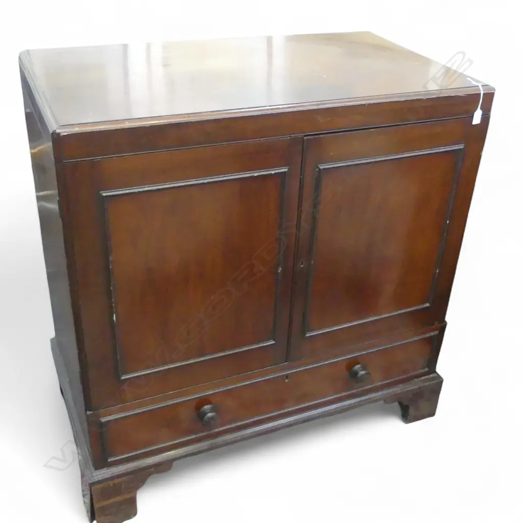 CUPBOARD/CABINET needs some attention, door locked 1060x600x1080mm Image 1++