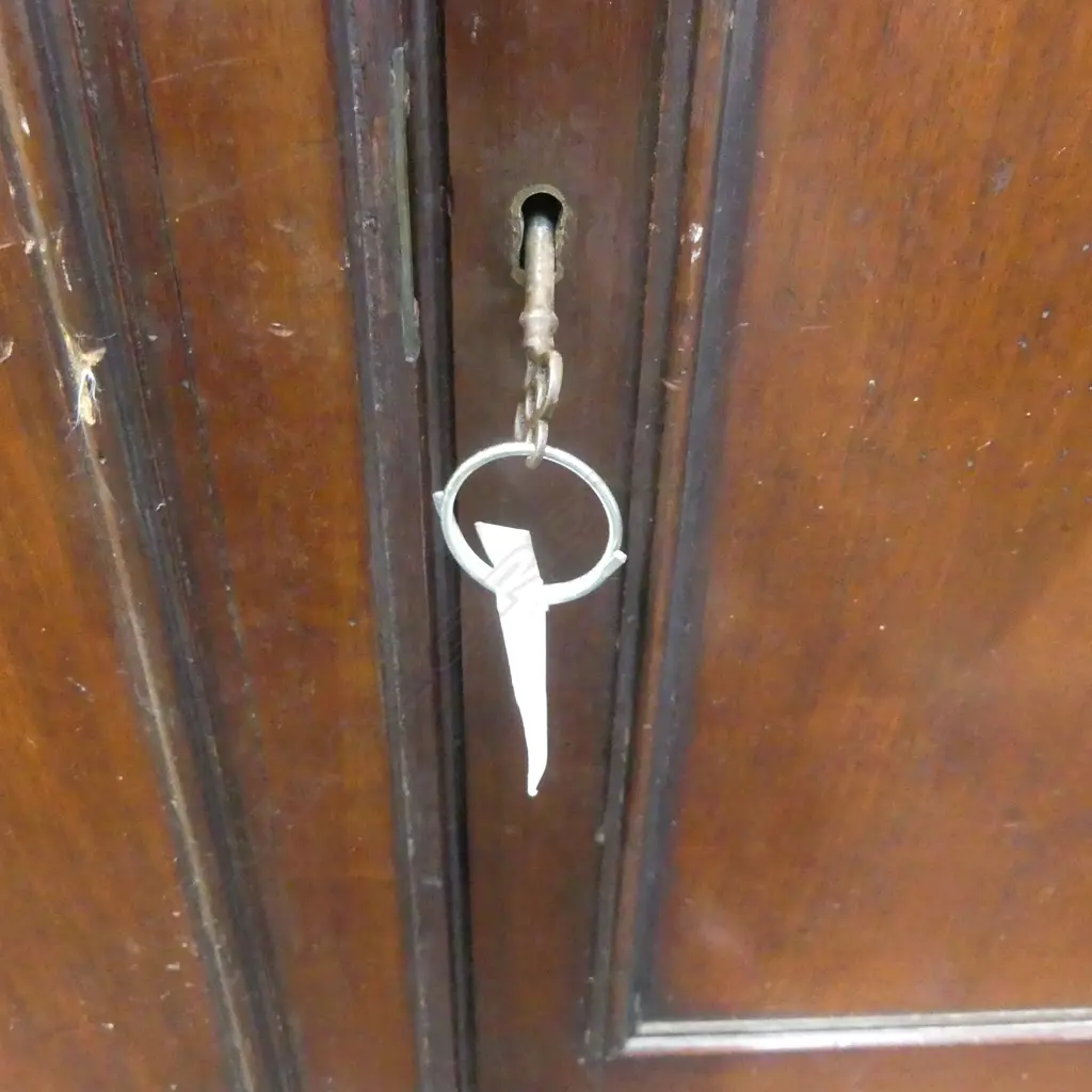 CUPBOARD/CABINET w. KEY needs some attention 1060x600x1080mm Image 1++