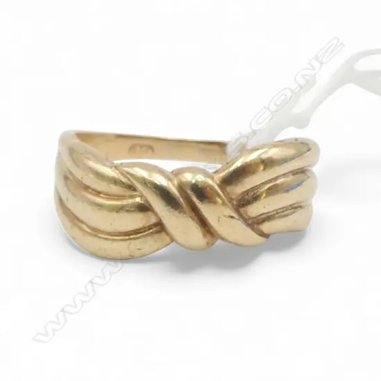 9CT  Y/G DRESS RING, 3gms SIZE Q