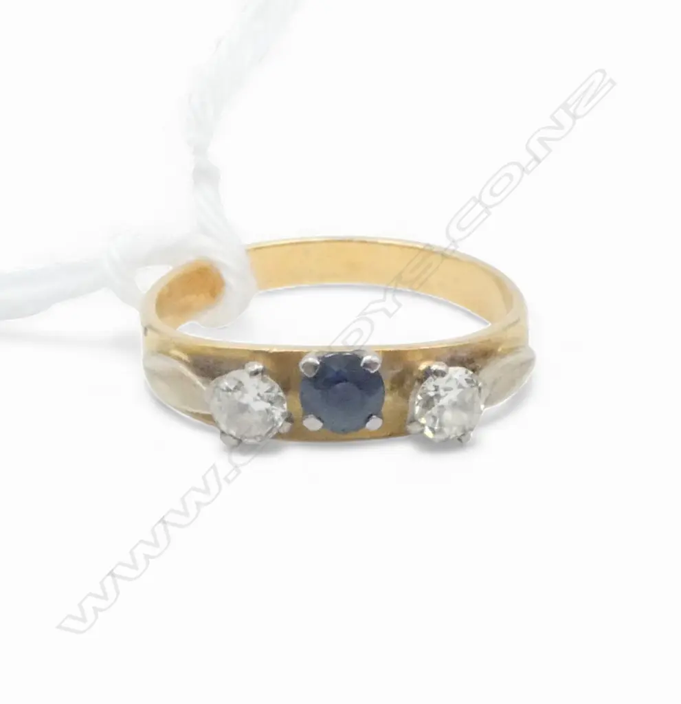 18ct YELLOW GOLD SAPPHIRE & 2 DIAMOND RING size H. 2.45gms SIZE H1/2 Image 1++