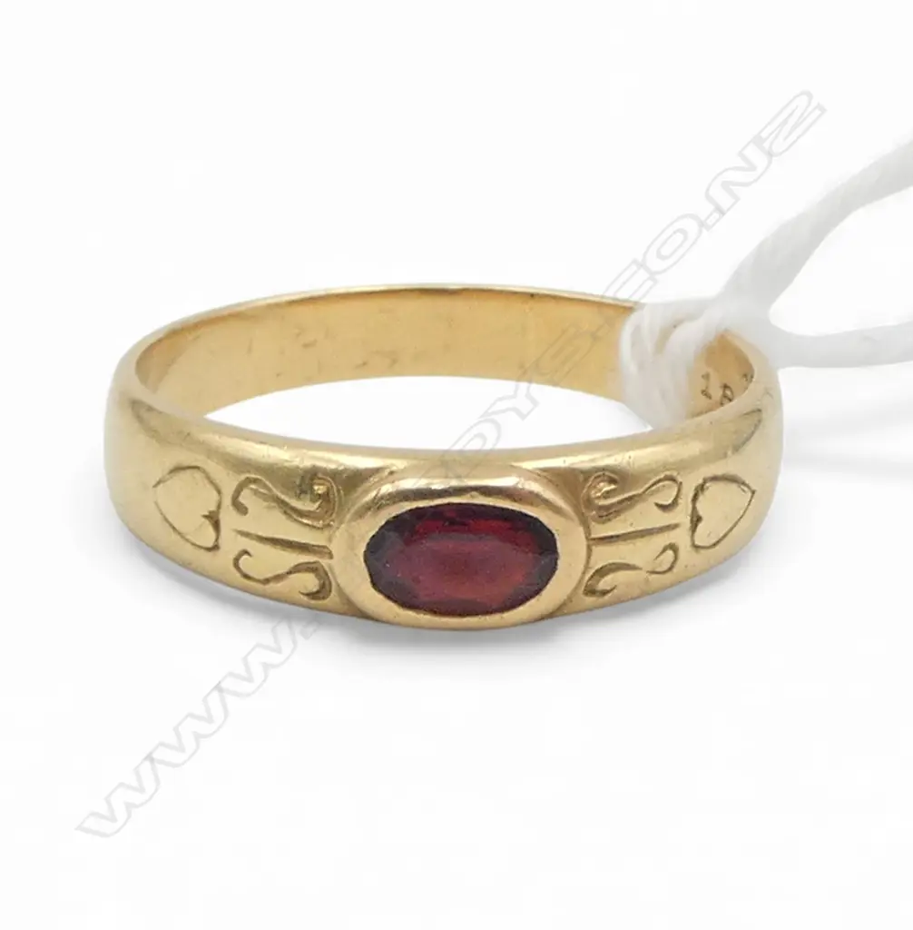 18ct GARNET SET BAND 4.2gms SIZE P1/2 Image 1++