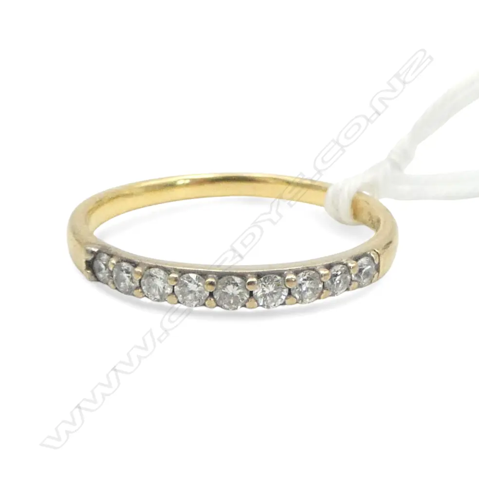 18ct GOLD & 9 DIAMOND BAND RING 2.4gms SIZE R Image 1++