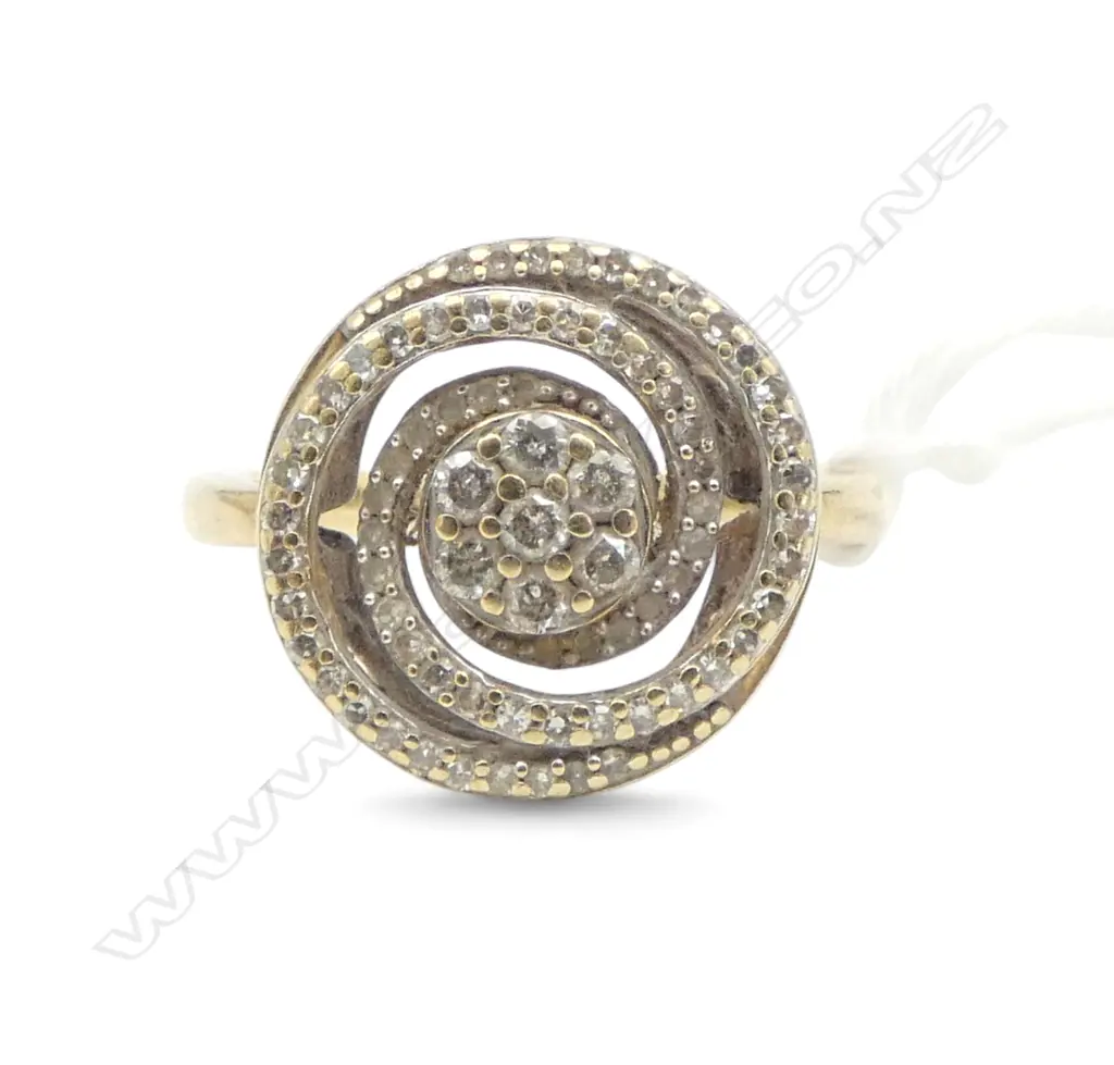 GOLD & DIAMOND RING disc swirling top w multi diamonds 3.8gms SIZE O1/2 Image 1++