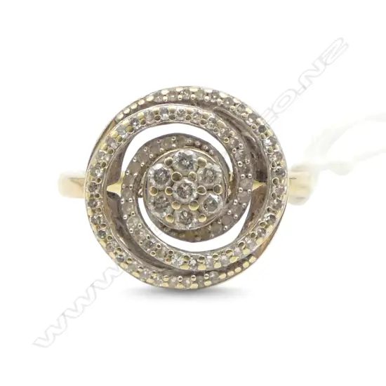 GOLD & DIAMOND RING disc swirling top w multi diamonds 3.8gms SIZE O1/2