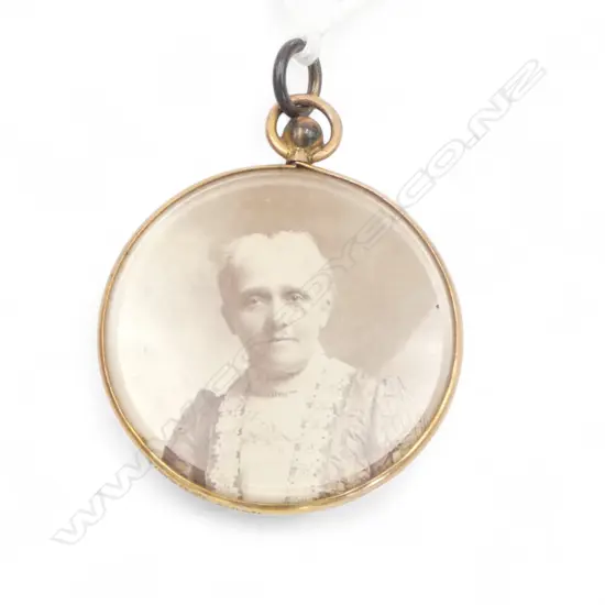 9ct GOLD FRAMED PHOTO PENDANT glazed. Chester 1903 