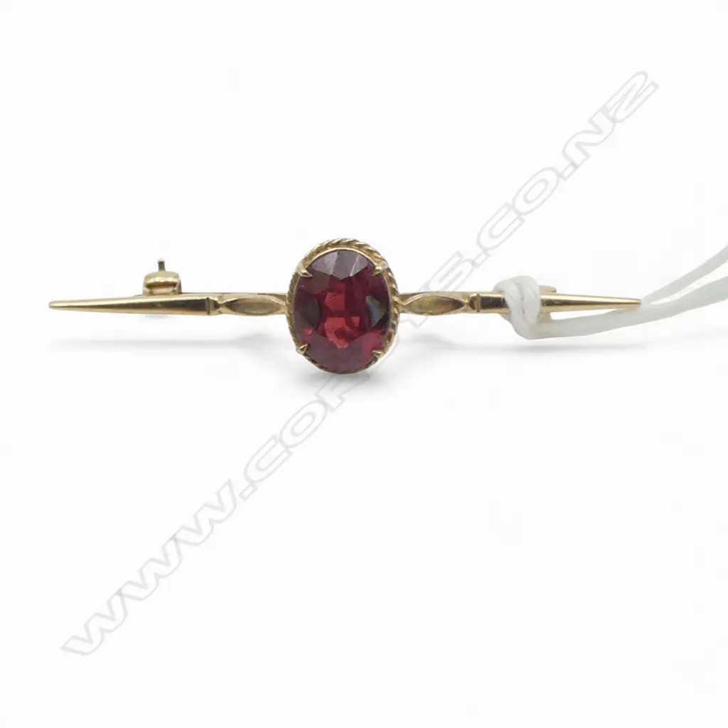 9CT GARNET BAR BROOCH, W.50mm, 3.2gms Image 1++