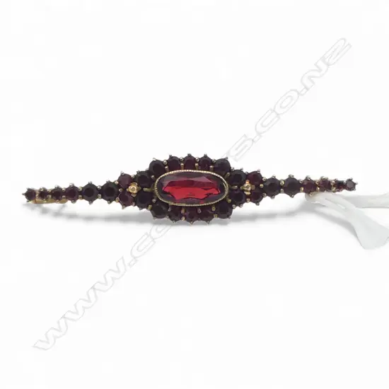 9ct GARNET BAR BROOCH W.60mm, 4.5gms