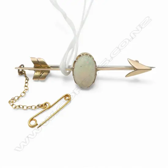 ANTIQUE 9CT OPAL CABOCHON ARROW BAR BROOCH W.50mm, 4.3gms