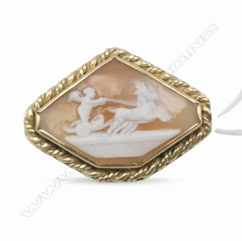 9CT GOLD CAMEO BROOCH 6.01gms Image 1++