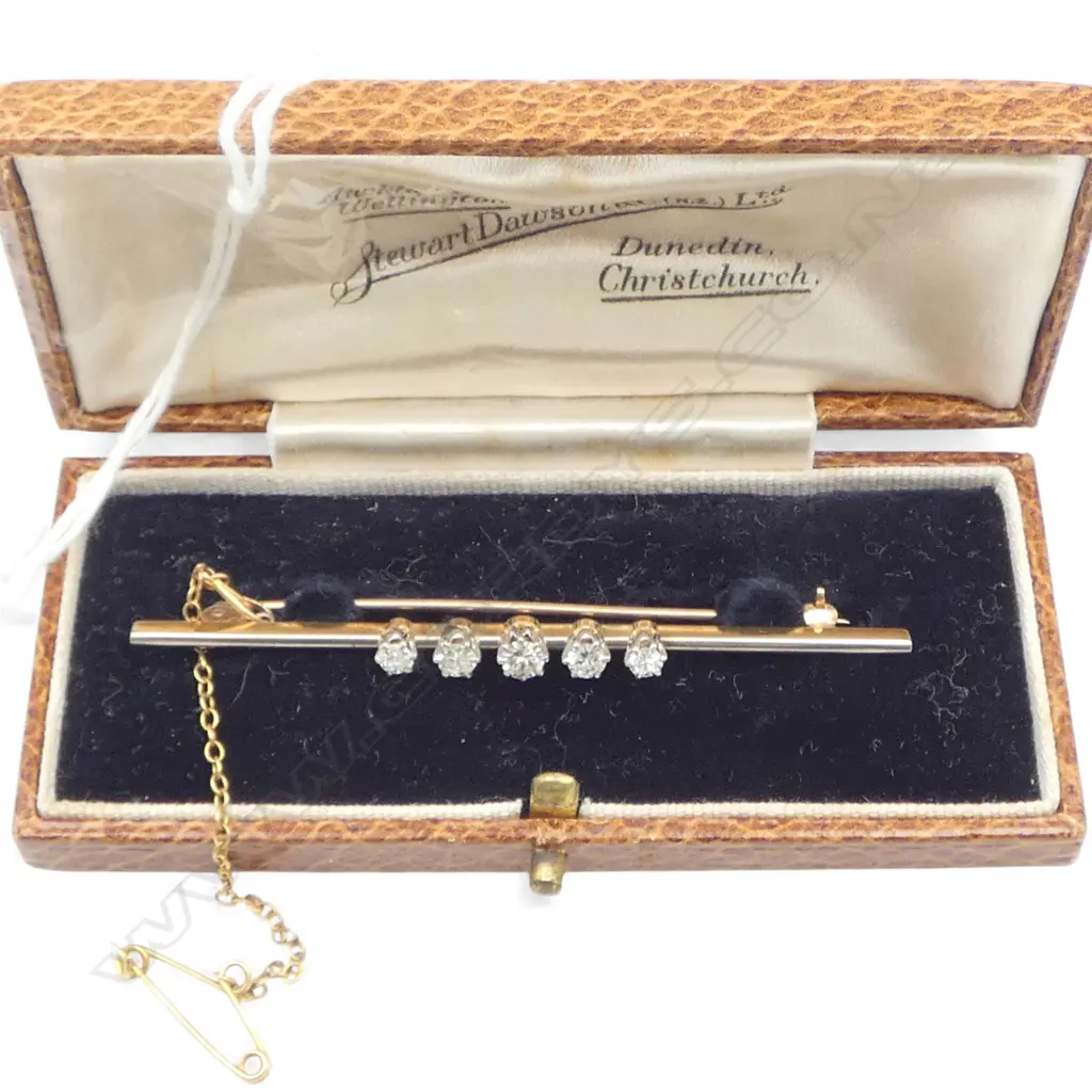 18CT GOLD AND FIVE DIAMOND BAR BROOCH 5.29gms Image 1++