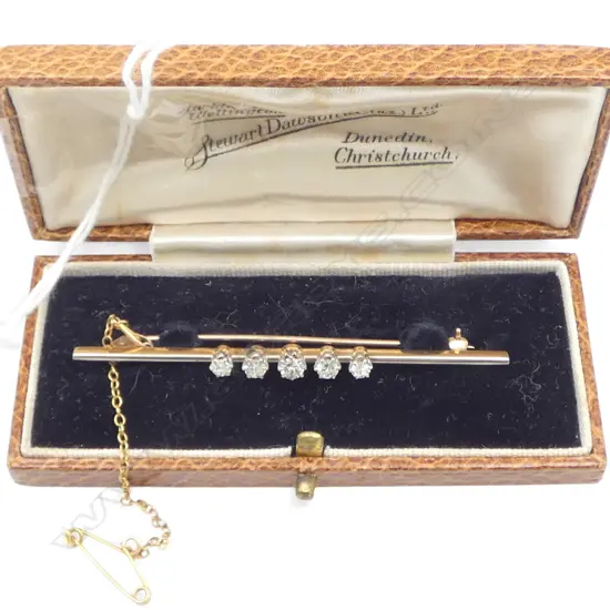 18CT GOLD AND FIVE DIAMOND BAR BROOCH 5.29gms