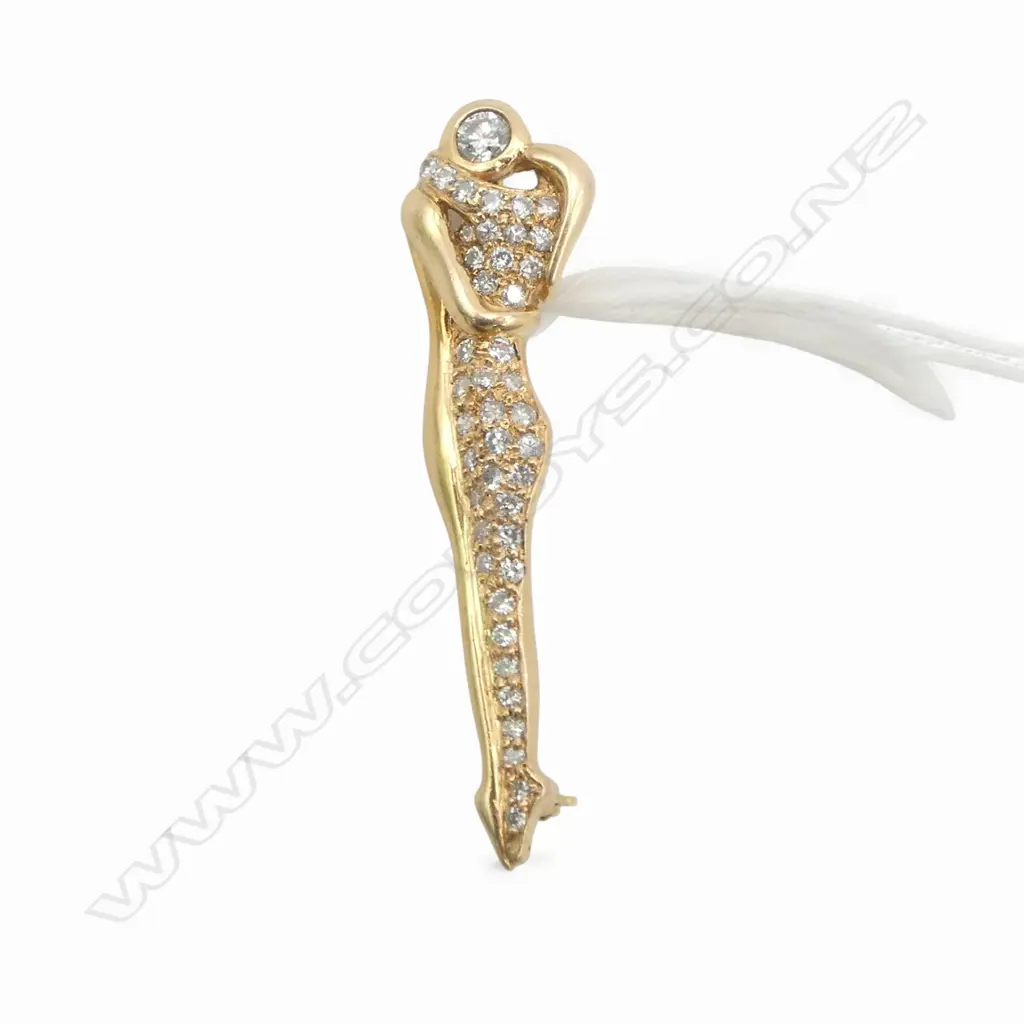 14CT DIAMOND BROOCH, COUPLE EMBRACING, H.38mm, 3.7gms Image 1++