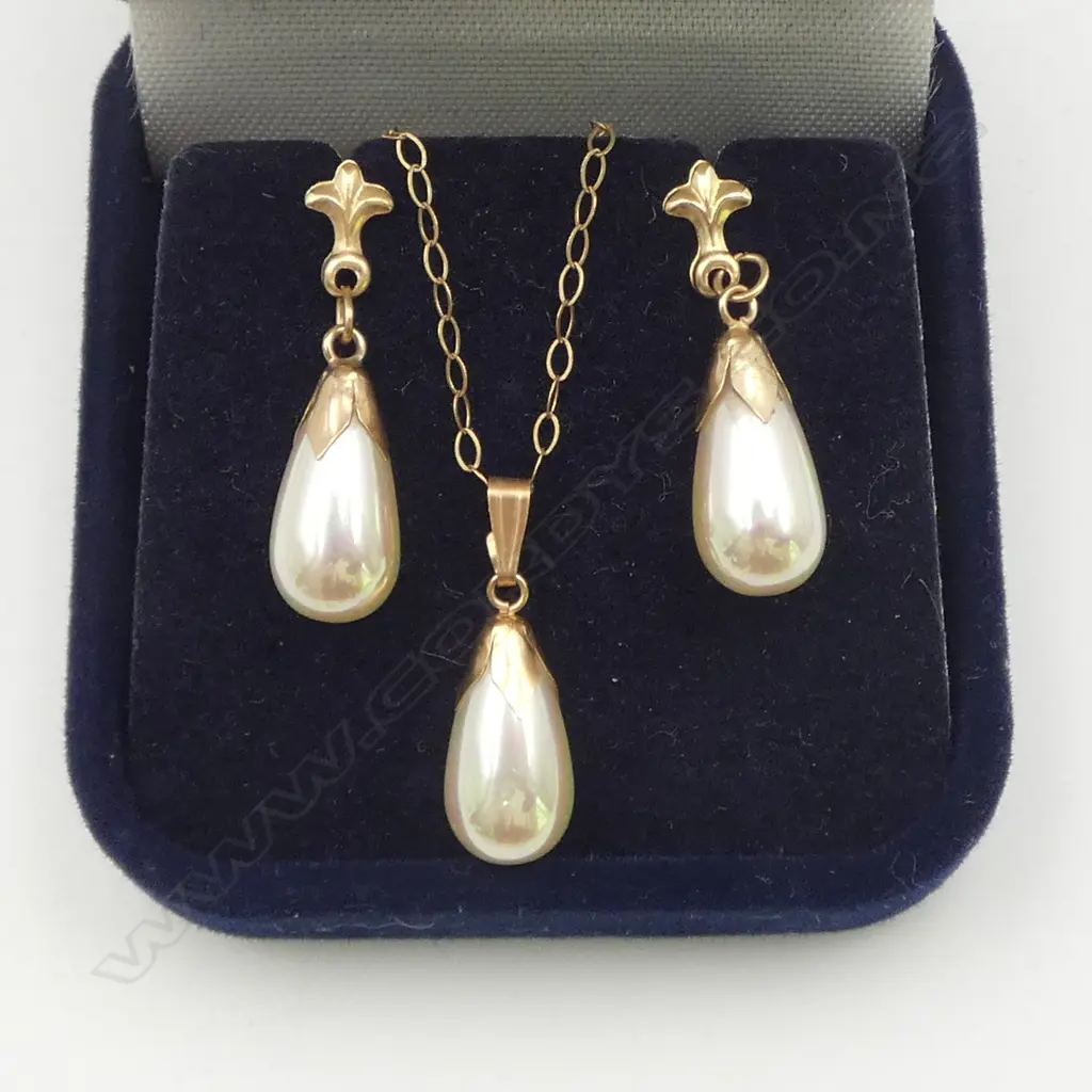 9ct GOLD & PEARL NECKLACE & PR EARRINGS 1 butterfly absent Image 1++