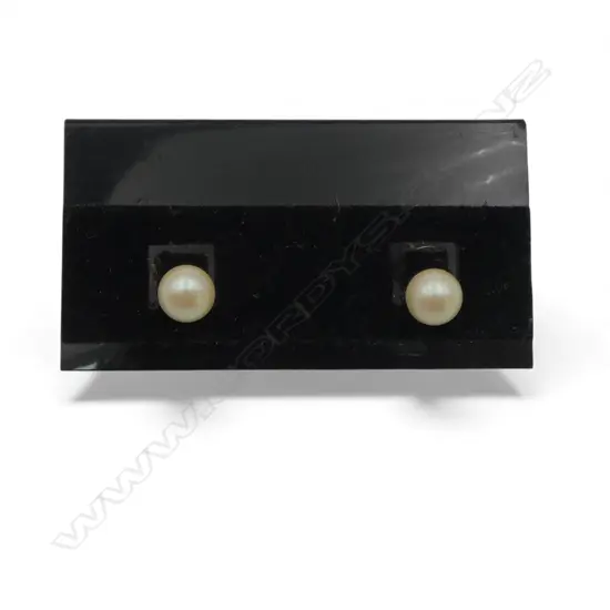 PAIR OF PEARL STUD EARRINGS