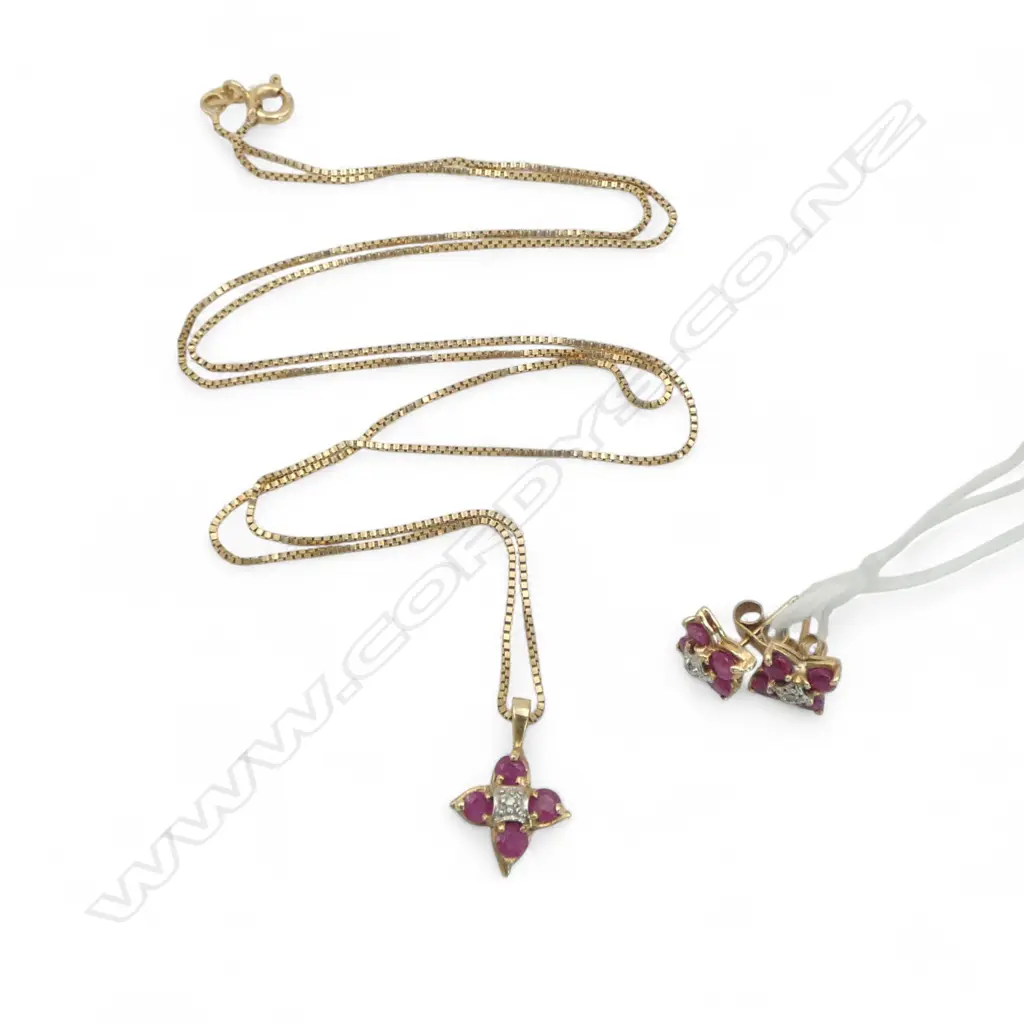 14ct GOLD CHAIN + 10CT GOLD RUBY & DIAMOND PENDANT NECKLACE & EARRING SUITE. 4.38gms Image 1++