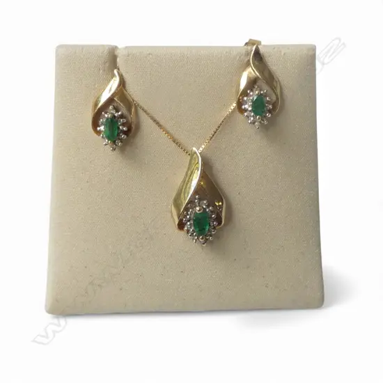 10ct GOLD EMERALD & DIAMOND PENDANT NECKLACE & EARRING SUITE. 5.1gms