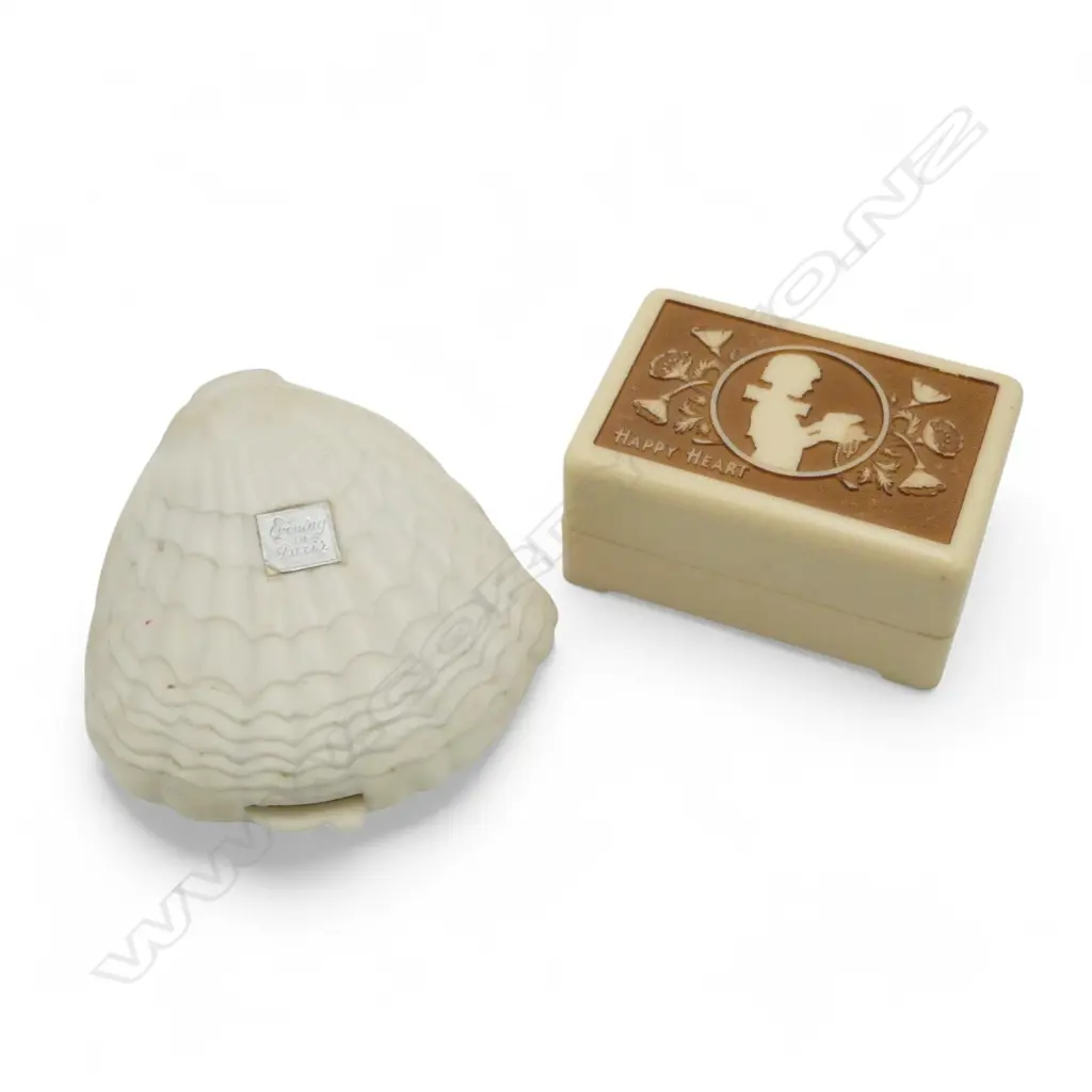 3 SILVER BROOCHES (agate + enamel- missing pin) + pounamu pendant + bone needle Image 1++