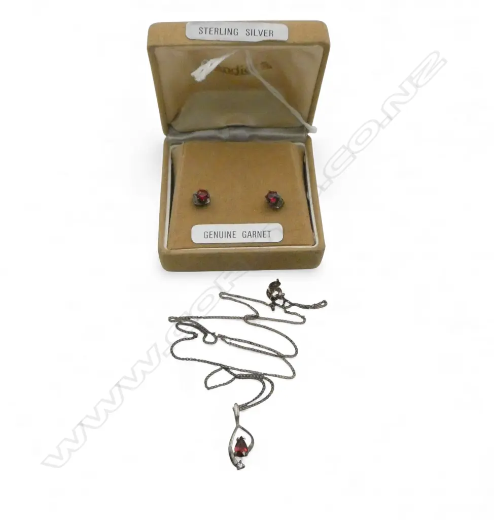 VINTAGE SILVER AND GARNET NECKLACE AND EARRINGS IN BOX Image 1++